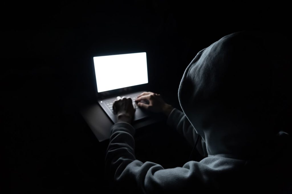 Ferramentas de IA são usadas em 42% dos golpes virtuais no Brasil