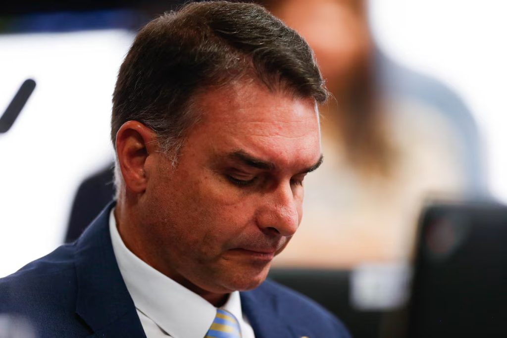 Vorcaro deu US$ 10 milhões para filme sobre Bolsonaro; Flávio cobrou complemento