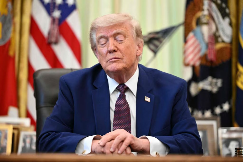 Trump reclama de demora em negociação e bombardeia o Irã